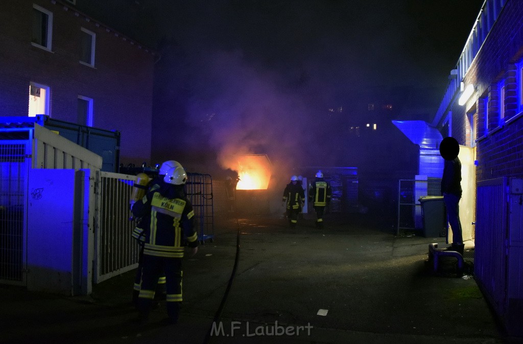 Feuer Papp Presscontainer Koeln Hoehenberg Bochumerstr P015.JPG - Miklos Laubert